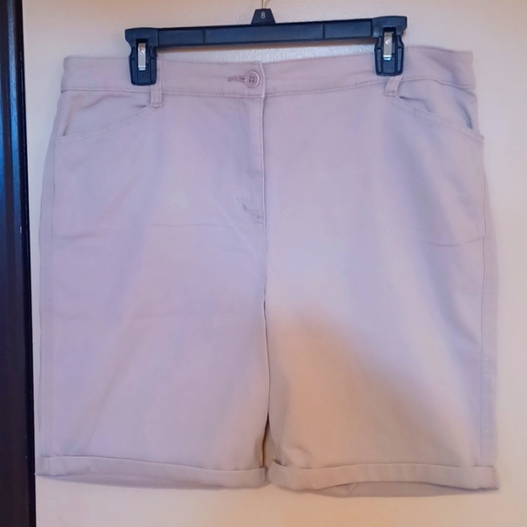 Chicos Kahki shorts - Picture 1 of 6